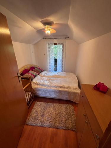 Ένα ή περισσότερα κρεβάτια σε δωμάτιο στο Nature house Semizovac
