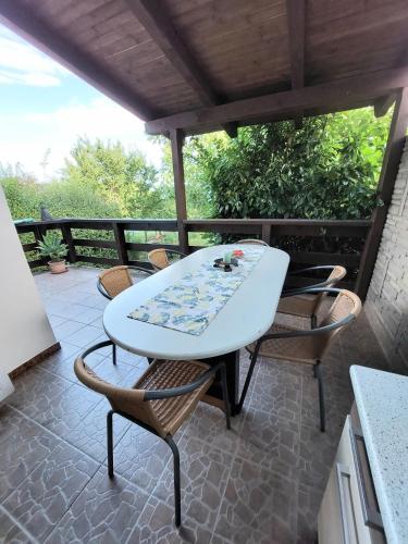 Balkón nebo terasa v ubytování Panoráma Pelsó Apartman