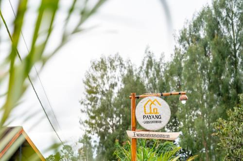 Payang Cabin Kintamaniに飾ってある許可証、賞状、看板またはその他の書類