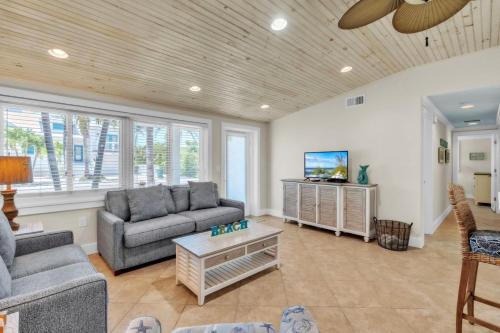 ein Wohnzimmer mit zwei Sofas und einem Fernseher in der Unterkunft Ebb Tide Home in Holmes Beach