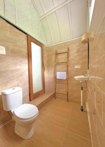 a bathroom with a toilet and a sink at Kelapa Lodge - Lombok - in Senggigi 