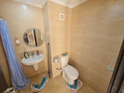 Un baño pequeño con inodoro y lavabo. en AlDau Heights Modern Studio with Terrace, Mountain & City View, en Hurghada