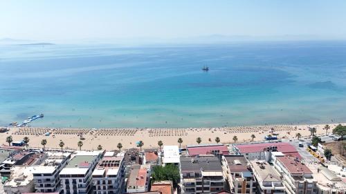 an aerial view of a beach with people on it at Sürer Apart Altınkum in Didim