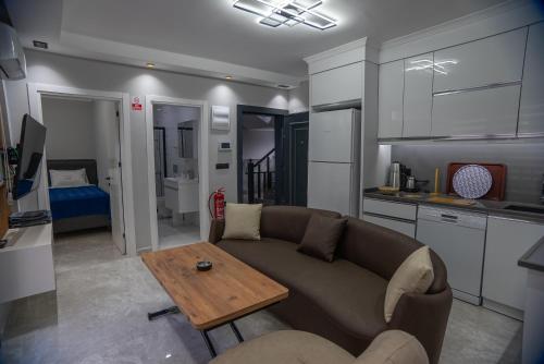 a living room with a couch and a table at Sürer Apart Altınkum in Didim