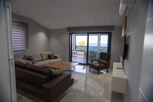 a living room with a couch and a table at Sürer Apart Altınkum in Didim