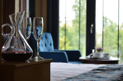 Golden Gate Hotel Old City في إسطنبول: كأسين من النبيذ يجلسون على طاولة في غرفة