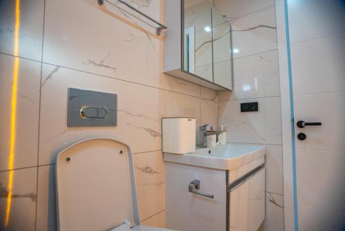 a bathroom with a toilet and a sink at Sürer Apart Altınkum in Didim