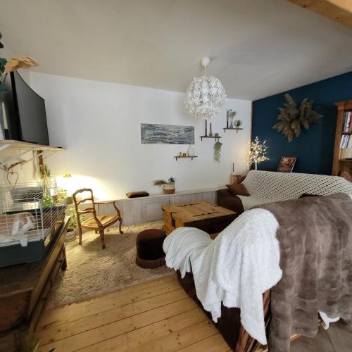 une chambre avec un lit et un lustre dans l'établissement Maison au bout du monde, à Barby