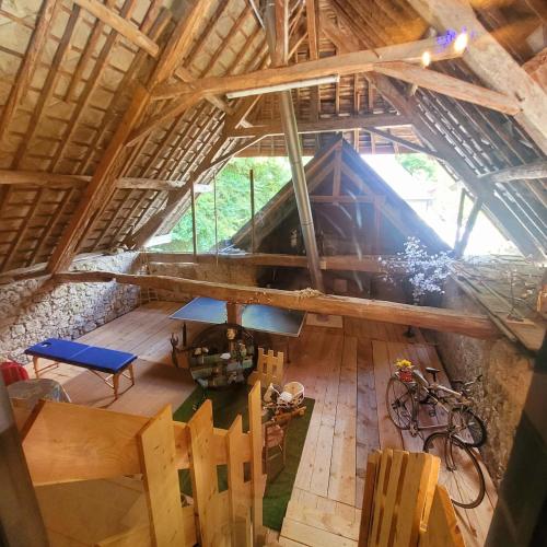 - une vue sur l'intérieur d'une maison en bois dans l'établissement Maison au bout du monde, à Barby