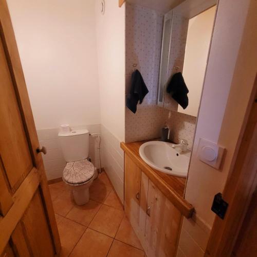 une petite salle de bain avec toilettes et lavabo dans l'établissement Maison au bout du monde, à Barby