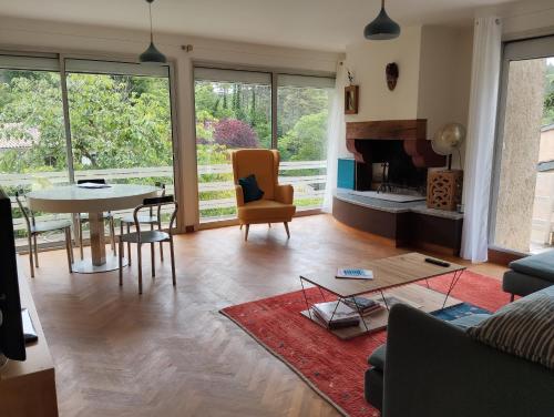 un salon avec un canapé, une table et des chaises dans l'établissement maison la ville a la campagne, à Cahors
