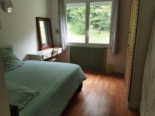 une chambre avec un lit et une fenêtre dans l'établissement maison la ville a la campagne, à Cahors
