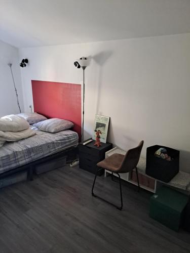 - une chambre avec 2 lits et une chaise dans l'établissement Chambres proche gare centre ville, au Mans