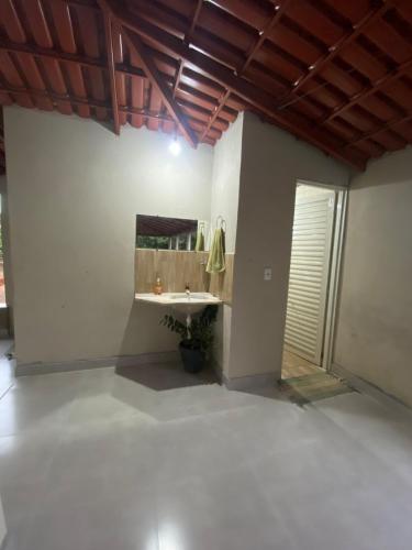 a bathroom with a sink and a mirror at Rancho Pé de Serra in Manhã