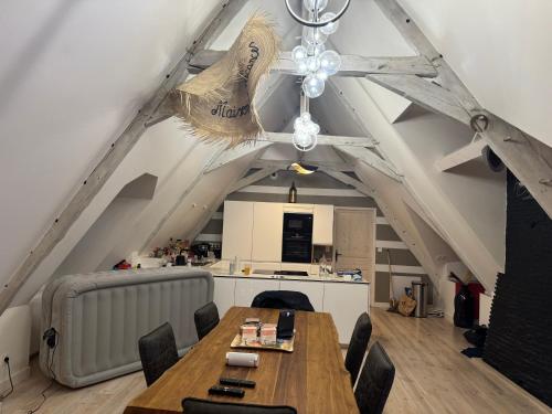 une salle à manger avec une table et une cuisine dans l'établissement Les remparts de Guerande, à Guérande