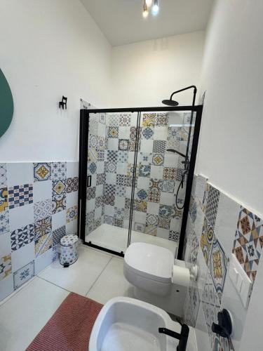a bathroom with a toilet and a shower at Il Caimano B & B, con piscina dall'11 Luglio al 31 Agosto in Vulcano