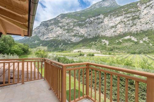 a balcony with a view of a mountain at Agriturismo Vin e Amor in Dro
