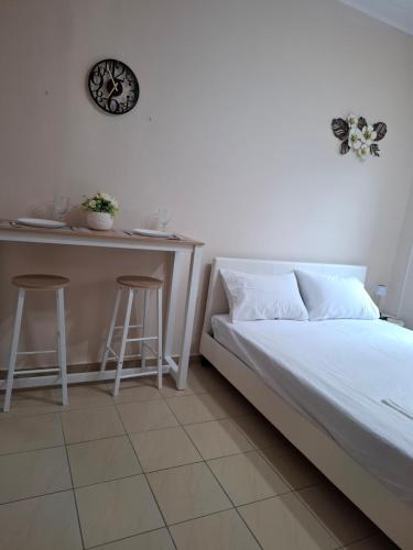 Una cama o camas en una habitación de Studio Panos