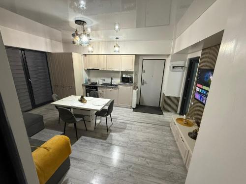 a living room with a table and a kitchen at Eric Apartament Mamaia in Mamaia