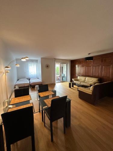 un salon avec un canapé et une table dans l'établissement T2, balcon, centre et lac, garage, 73m2, calme chic, à Annecy