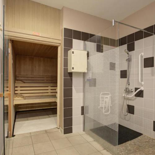 a large bathroom with a shower and a tub at Apartment 4-6 personnes avec Piscine Demeure De la Massane in Argelès-sur-Mer