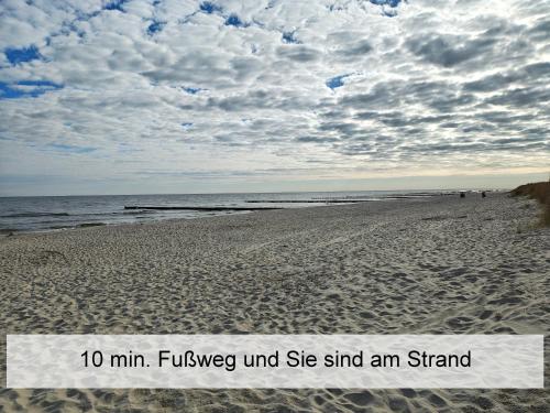 a view of a beach with a cloudy sky at Ostsee-Urlaub-Zempin direkt am Küstenwald, nur wenige Minuten zum Strand, optimal für Paare mit 1 Hund bis 45 cm Schulterhöhe in Zempin