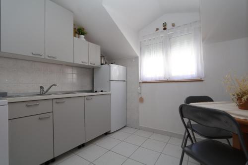 Simple Beach Apartment -no parking