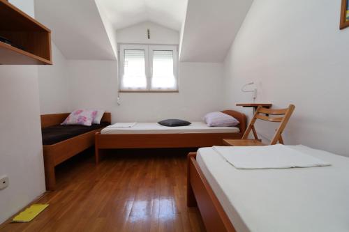 Simple Beach Apartment -no parking