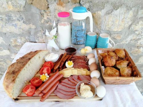 a tray of food with meat and vegetables and bread at Bad and Breakfast Majestik in Gornji Ribnik