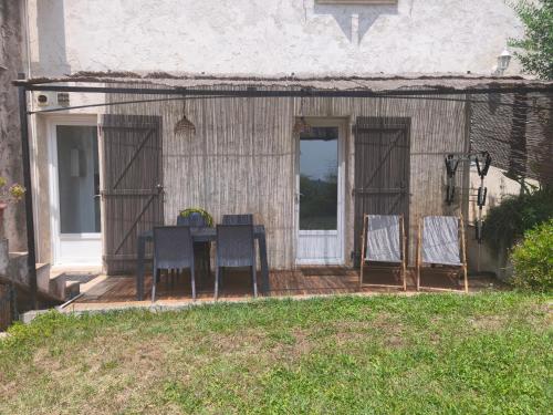 Chez LINAT - Studio en rez de jardin au calme avec vue mer