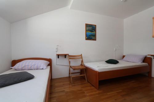 Simple Beach Apartment -no parking