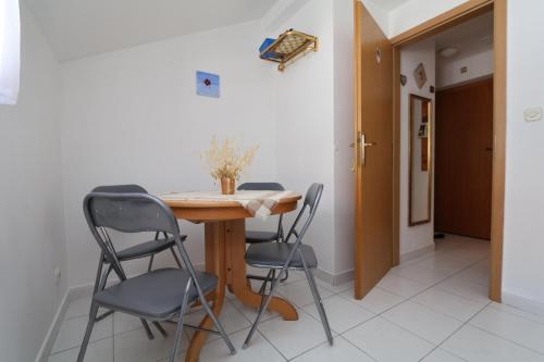 Simple Beach Apartment -no parking