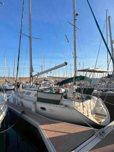 Voilier 36 pieds à Sète au Môle Saint Louis face au Mont Saint Clair