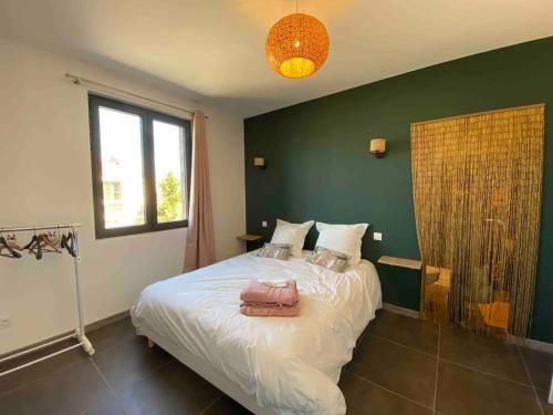 - une chambre avec un lit doté d'un sac rose dans l'établissement A l'ombre des pins, à Courthézon