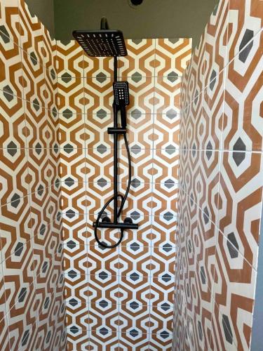 Cette chambre est dotée d'un mur à motifs. dans l'établissement A l'ombre des pins, à Courthézon