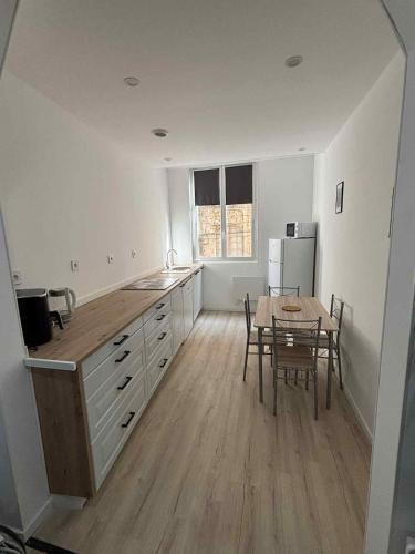 une cuisine avec une table et une salle à manger dans l'établissement Bel appartement à Riez, à Riez