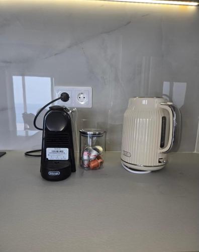 a kitchen counter with a blender and a toaster at Thalasson Beach House in Koroni