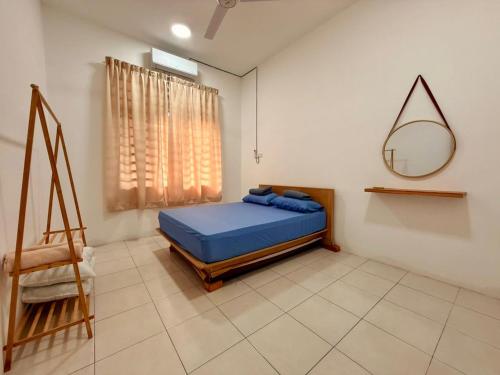 Kamuntingにある28 Harmoni Homestay, Kamuntingのベッドルーム(青いベッド1台、鏡付)