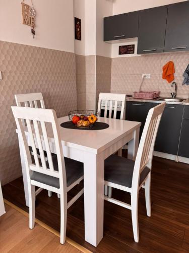 Η κουζίνα ή μικρή κουζίνα στο Flower and Love Flat Next to centar of podgorica