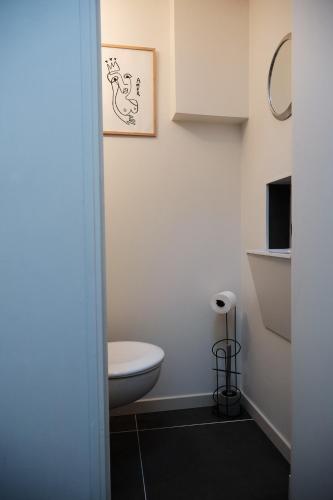 une salle de bain avec toilettes et lavabo dans l'établissement Grande maison 6 personnes proche Angers, à Denée