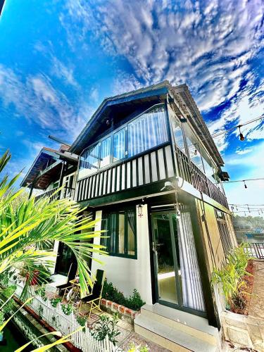 Bangunan di mana terletaknya vila ini