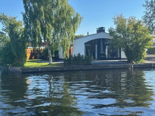 a house on the water near a river at Vakantiehuis Lemmer aan het water in Lemmer