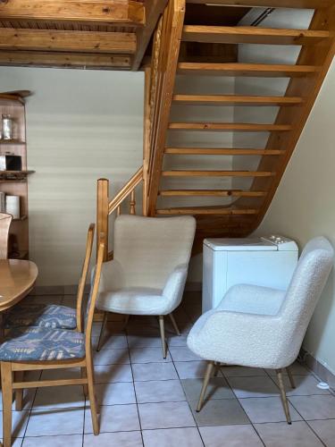 Ein Sitzbereich in der Unterkunft Chalet Neva