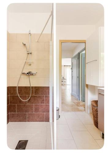 une salle de bain avec douche et douche à l'italienne dans l'établissement Hôtel Thiron Gardais, à Thiron-Gardais