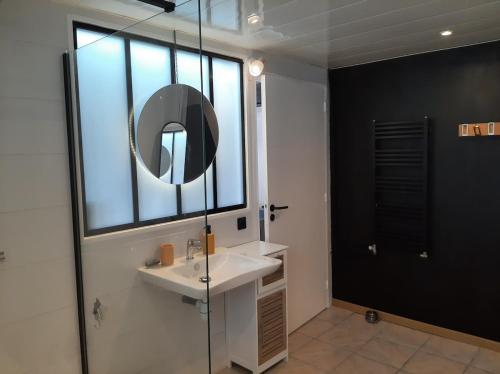 une salle de bain avec un lavabo et un miroir dans l'établissement Stay zen Studio, à Marquay
