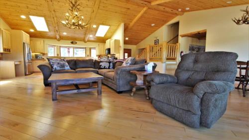 ein großes Wohnzimmer mit Sofas und einem Tisch in der Unterkunft Lakeside Oasis in Big Bear Lake