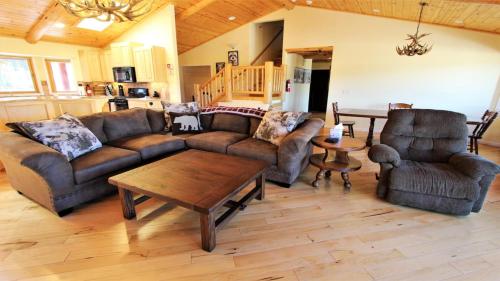 ein Wohnzimmer mit Sofa, Stühlen und einem Tisch in der Unterkunft Lakeside Oasis in Big Bear Lake