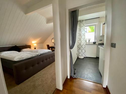 Un pequeño dormitorio con una cama y una cocina. en Auszeitwohnung, en Lage
