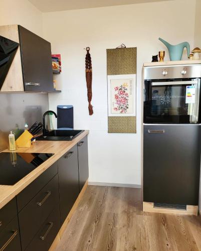 Η κουζίνα ή μικρή κουζίνα στο Schonach 2units, mountain-Top in forest, free parking, new kitchen, renovated bathroom, high-speed internet
