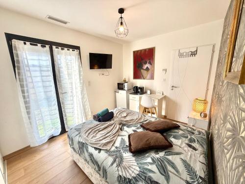 une chambre avec un lit et une grande fenêtre dans l'établissement Studio Cosy - CLIM & Parking & WIFI, à Aucamville
